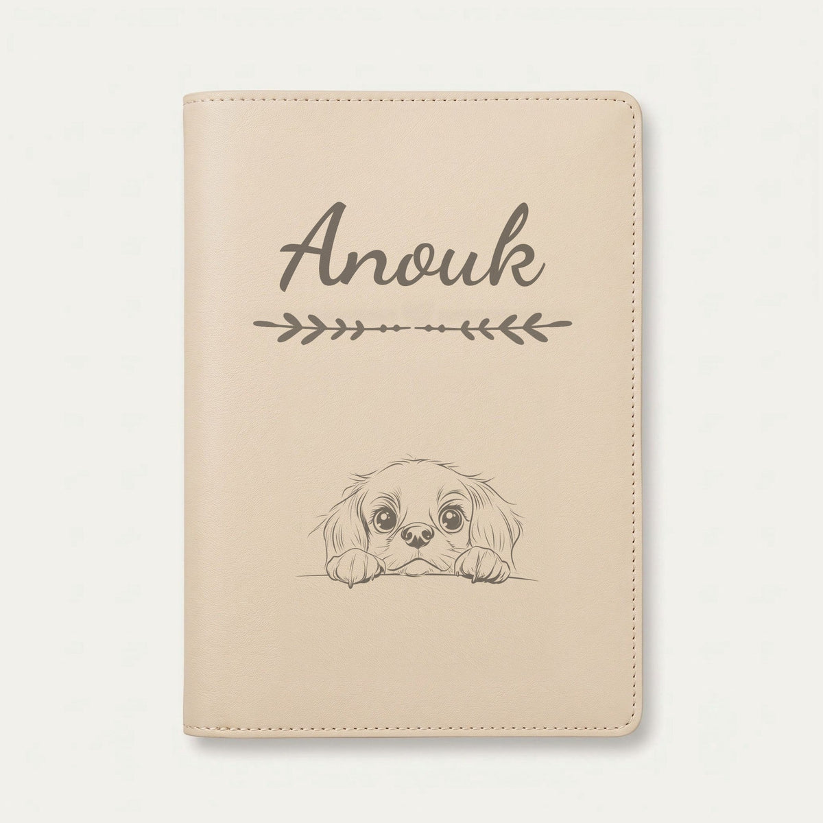 Protège carnet de santé chien personnalisé – King Charles — Crème vanille — Flèche — gravure « Anouk »