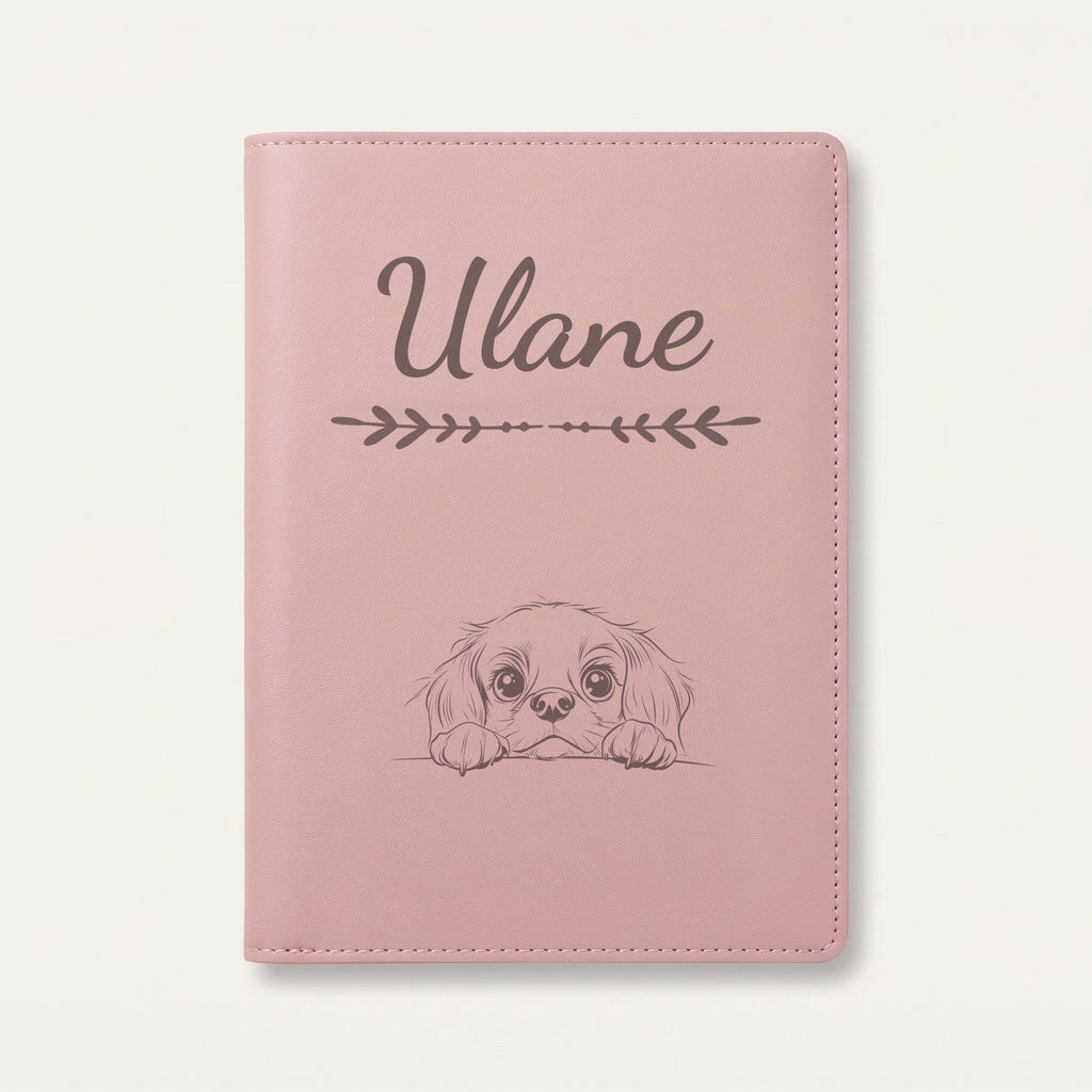 Protège carnet de santé chien personnalisé – King Charles — Rose dragée — Flèche — gravure « Ulane »