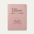 Protège carnet de santé chien personnalisé – King Charles — Rose dragée — Flèche — gravure « Ulane »