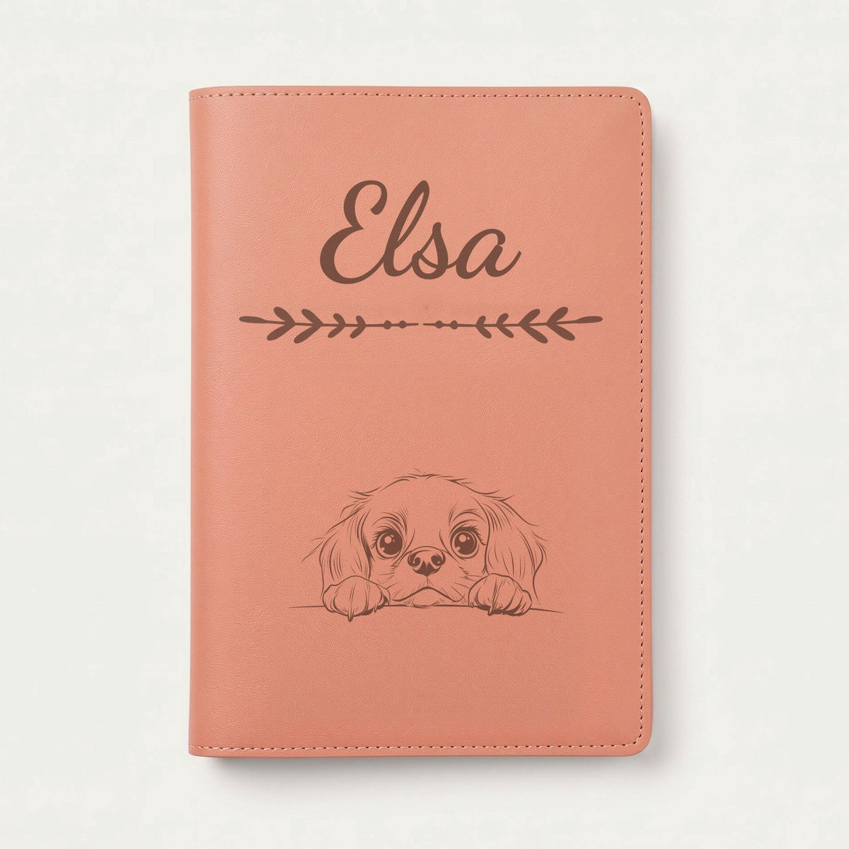 Protège carnet de santé chien personnalisé – King Charles — Terracotta — Flèche — gravure « Elsa »