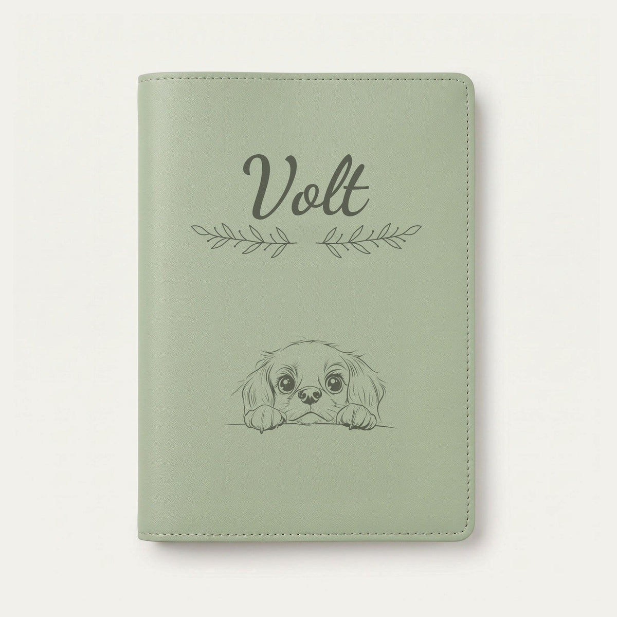 Protège carnet de santé chien personnalisé – King Charles — Vert sauge — Rameaux — gravure « Volt »