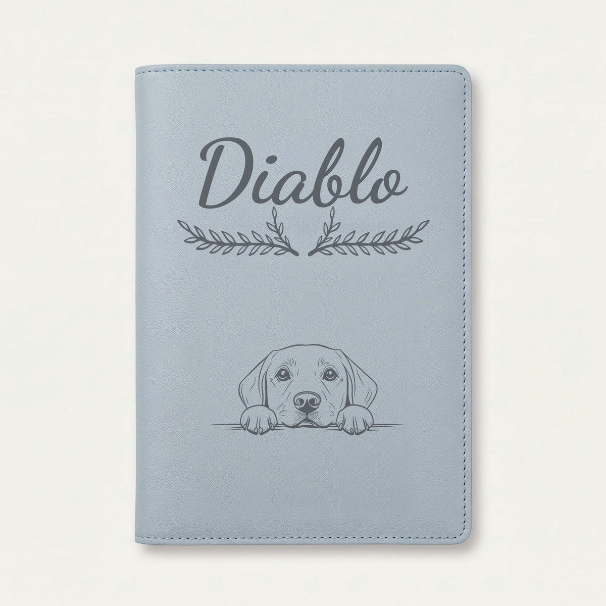 Protège carnet de santé chien personnalisé – Labrador — Bleu nuage — Bouquet — gravure « Diablo »