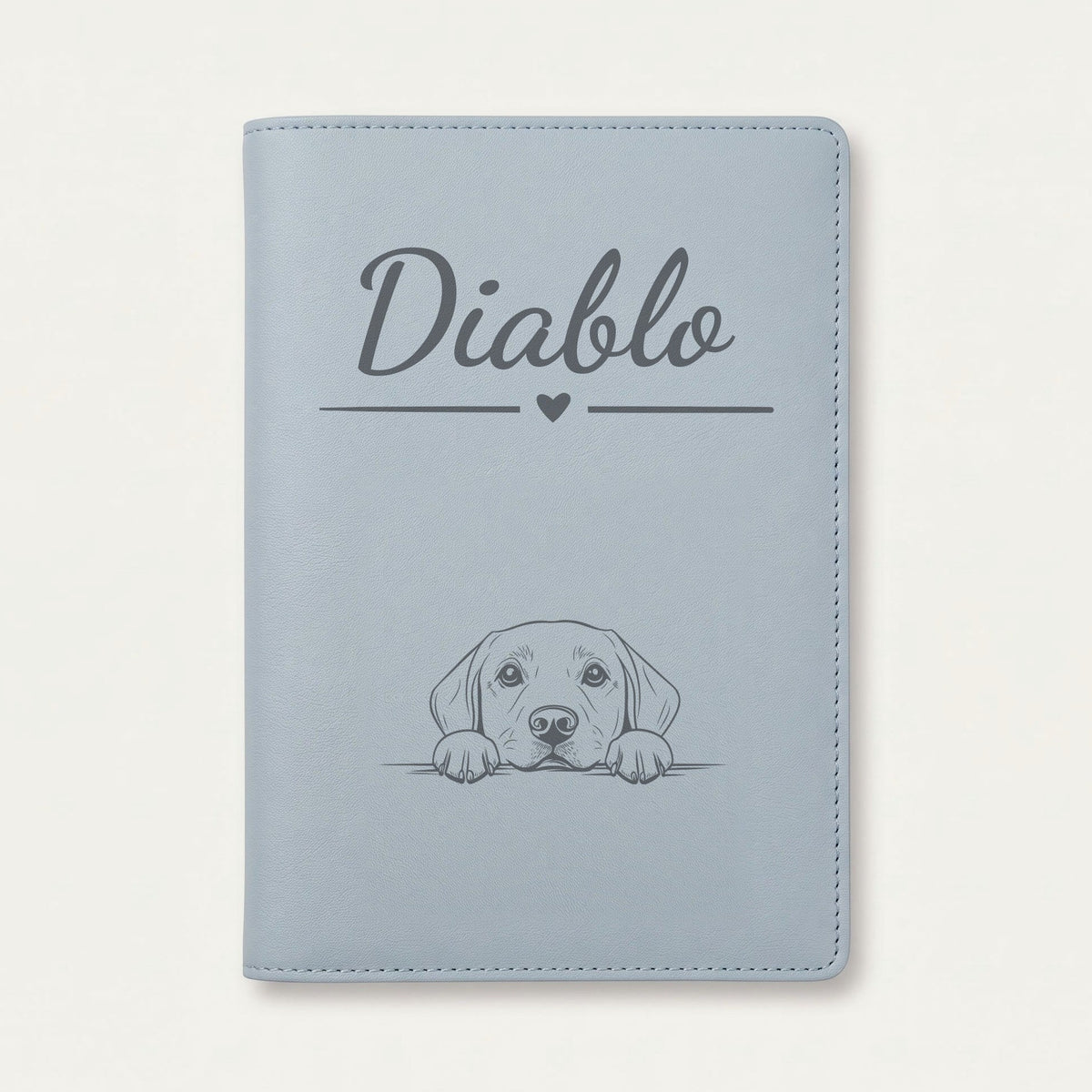 Protège carnet de santé chien personnalisé – Labrador — Bleu nuage — Cœur — gravure « Diablo »