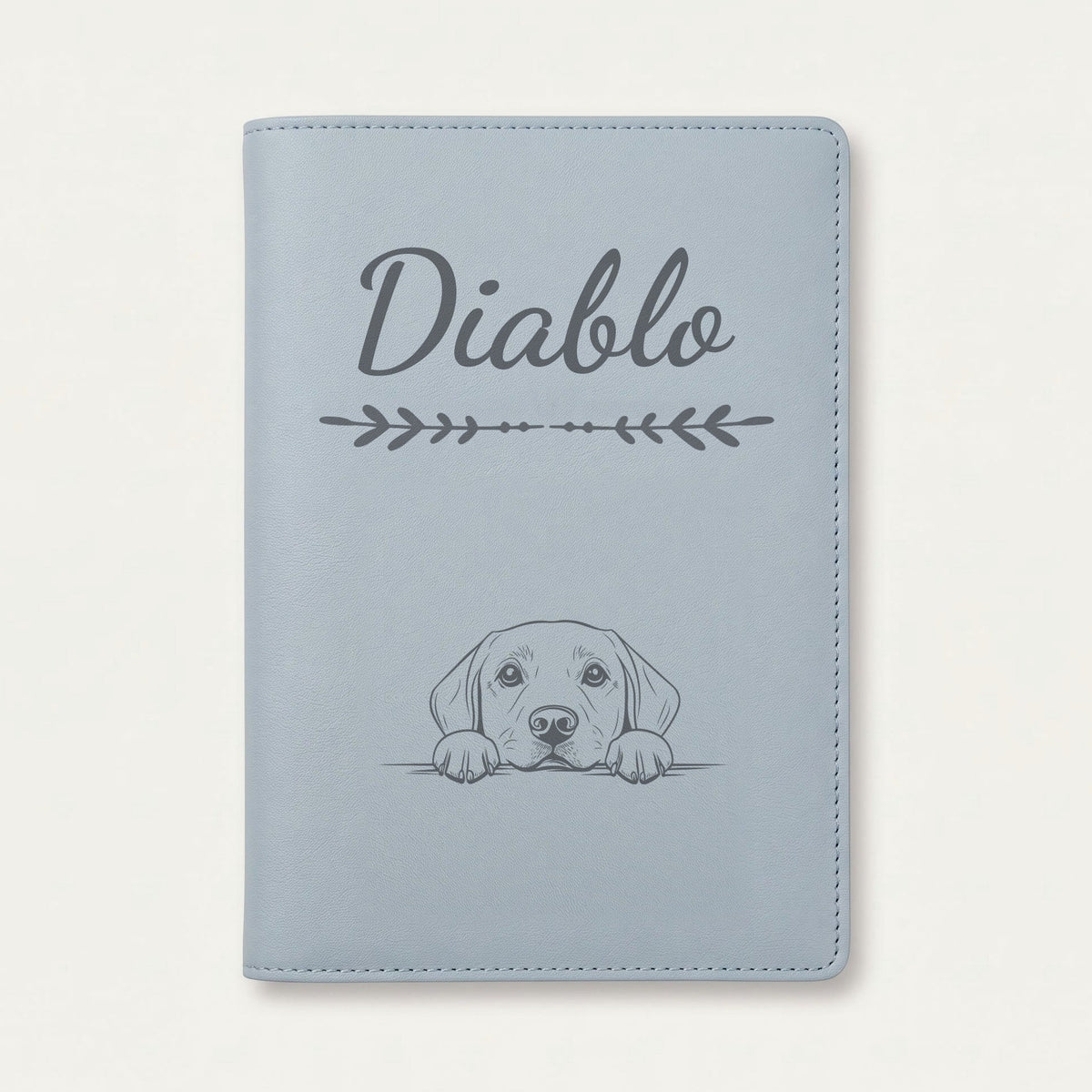 Protège carnet de santé chien personnalisé – Labrador — Bleu nuage — Flèche — gravure « Diablo »