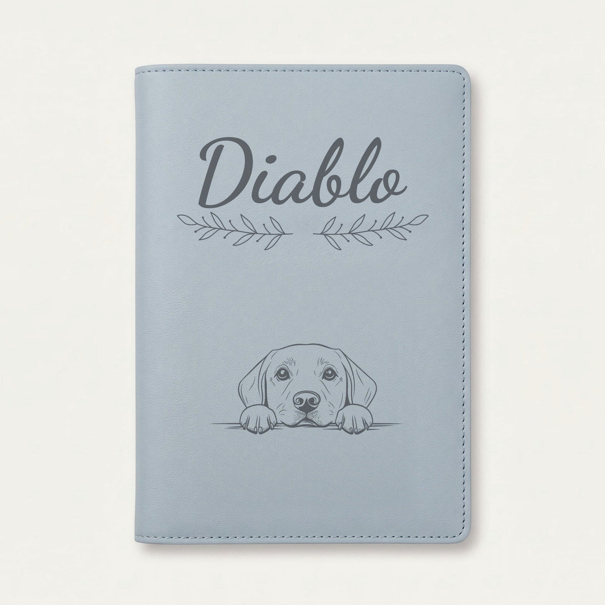 Protège carnet de santé chien personnalisé – Labrador — Bleu nuage — Rameaux — gravure « Diablo »