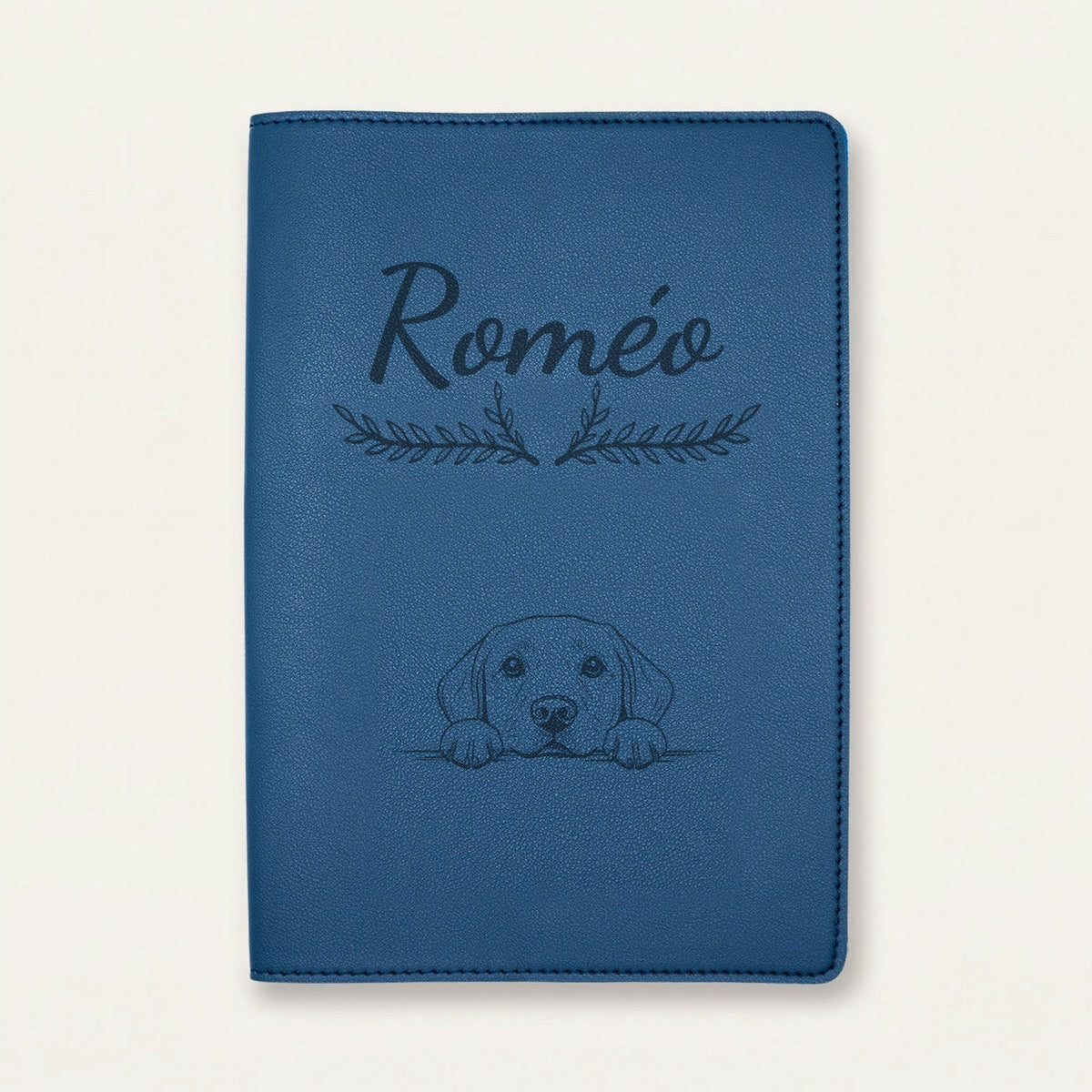 Protège carnet de santé chien personnalisé – Labrador — Bleu nuit — Bouquet — gravure « Roméo »