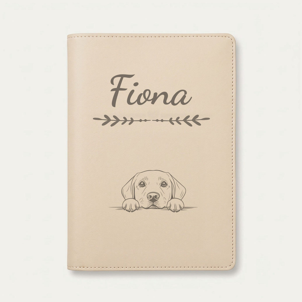Protège carnet de santé chien personnalisé – Labrador — Crème vanille — Flèche — gravure « Fiona »