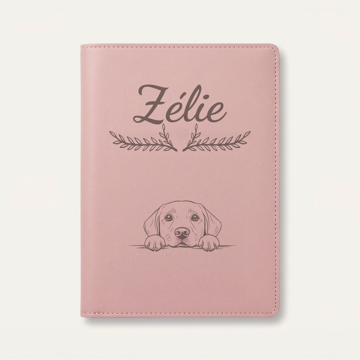 Protège carnet de santé chien personnalisé – Labrador — Rose dragée — Bouquet — gravure « Zélie »