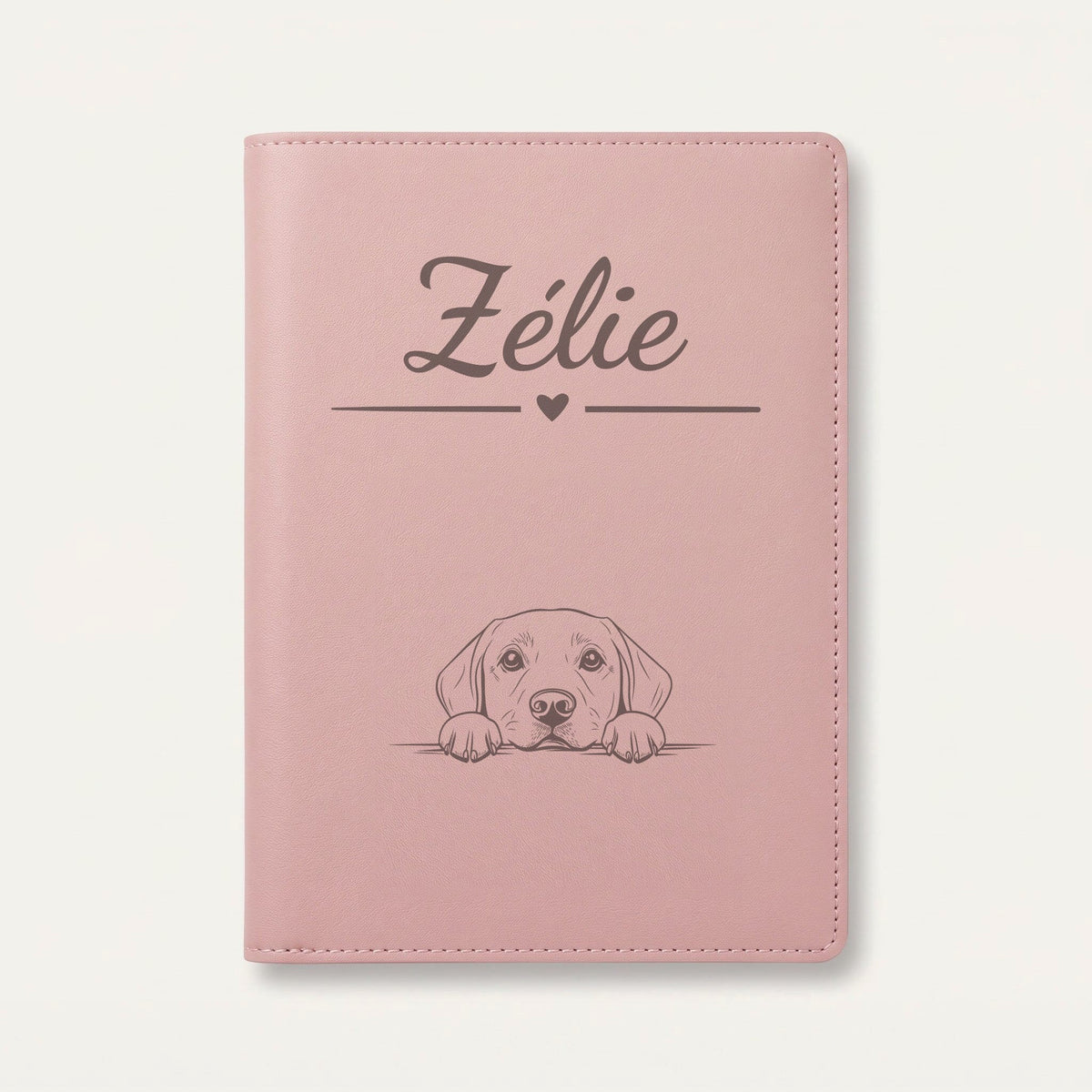 Protège carnet de santé chien personnalisé – Labrador — Rose dragée — Cœur — gravure « Zélie »