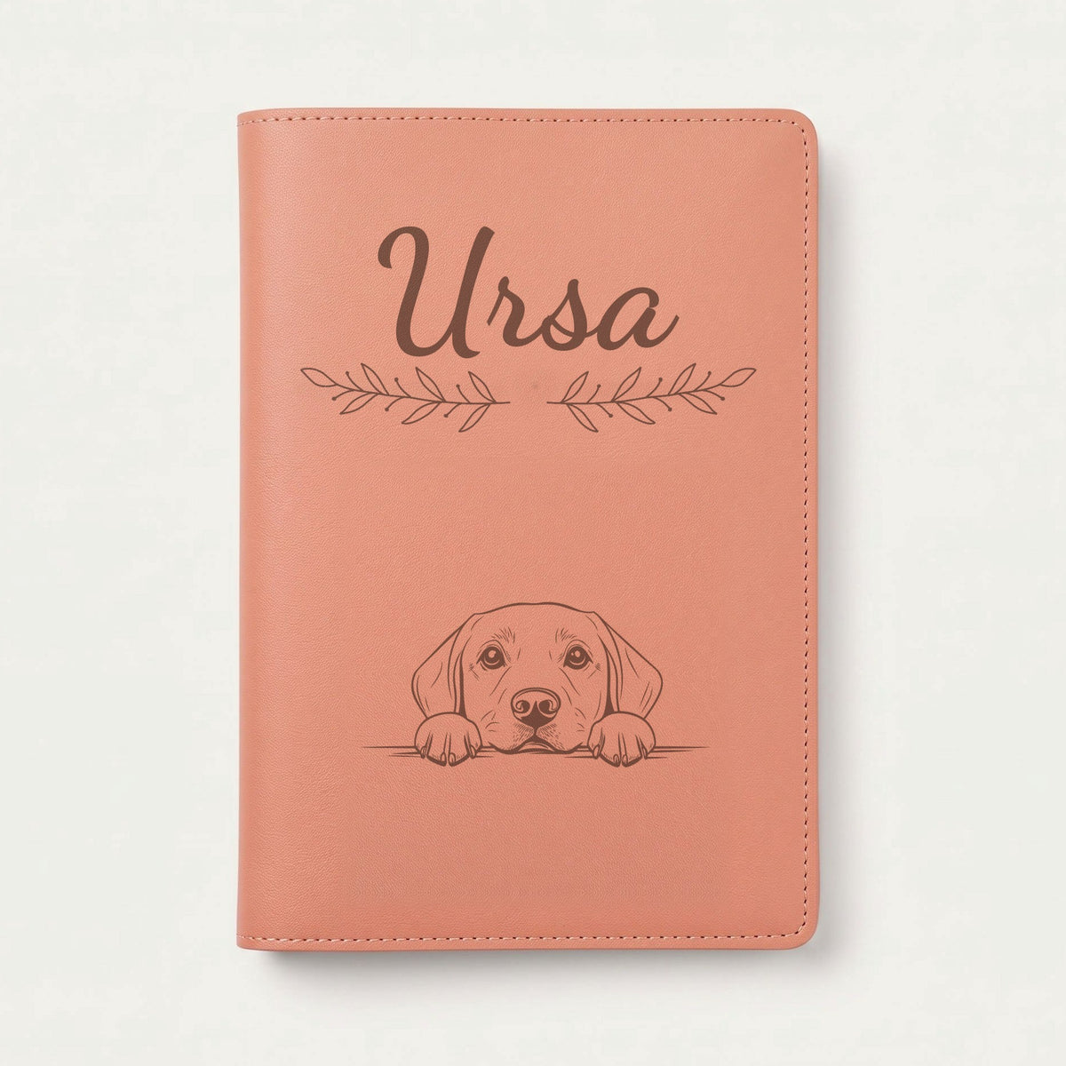Protège carnet de santé chien personnalisé – Labrador — Terracotta — Rameaux — gravure « Ursa »