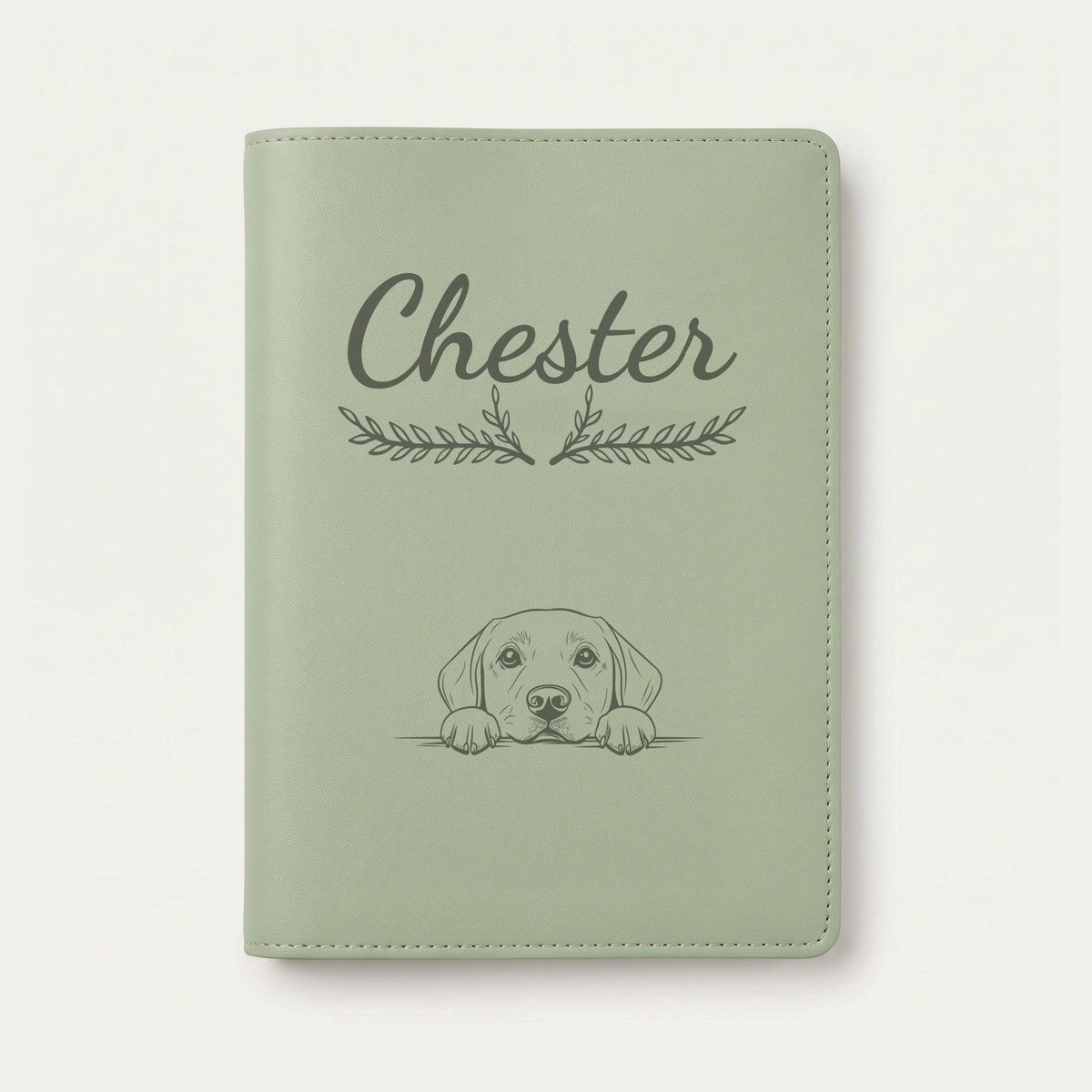 Protège carnet de santé chien personnalisé – Labrador — Vert sauge — Bouquet — gravure « Chester »