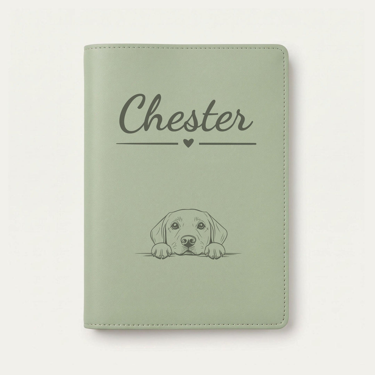 Protège carnet de santé chien personnalisé – Labrador — Vert sauge — Cœur — gravure « Chester »