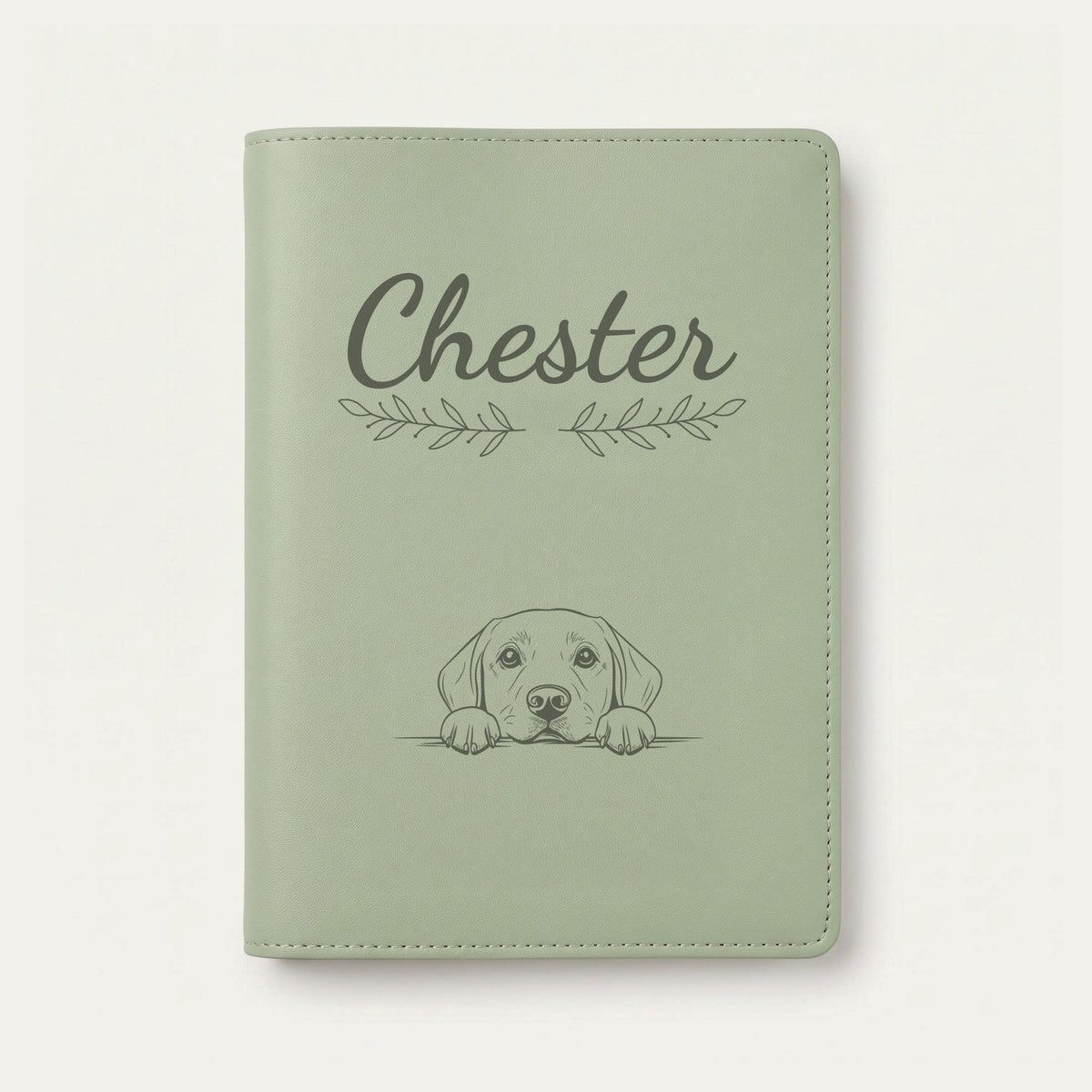 Protège carnet de santé chien personnalisé – Labrador — Vert sauge — Rameaux — gravure « Chester »