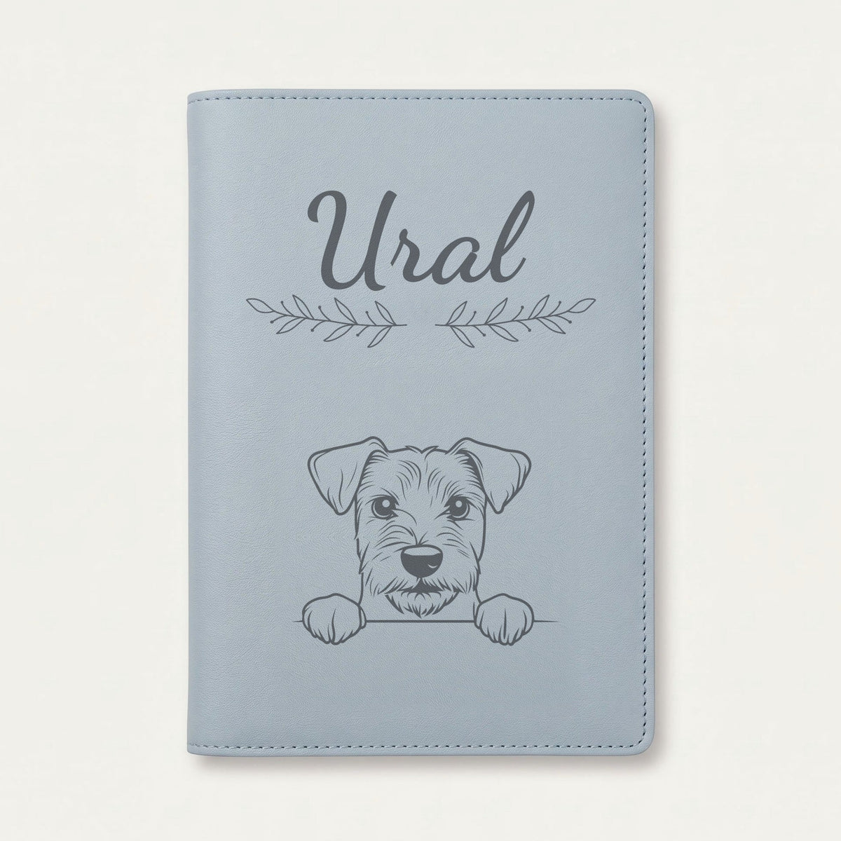 Protège carnet de santé chien personnalisé – Lakeland terrier — Bleu nuage — Rameaux — gravure « Ural »