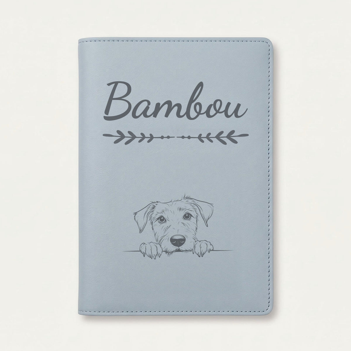 Protège carnet de santé chien personnalisé – Lévrier irlandais — Bleu nuage — Flèche — gravure « Bambou »