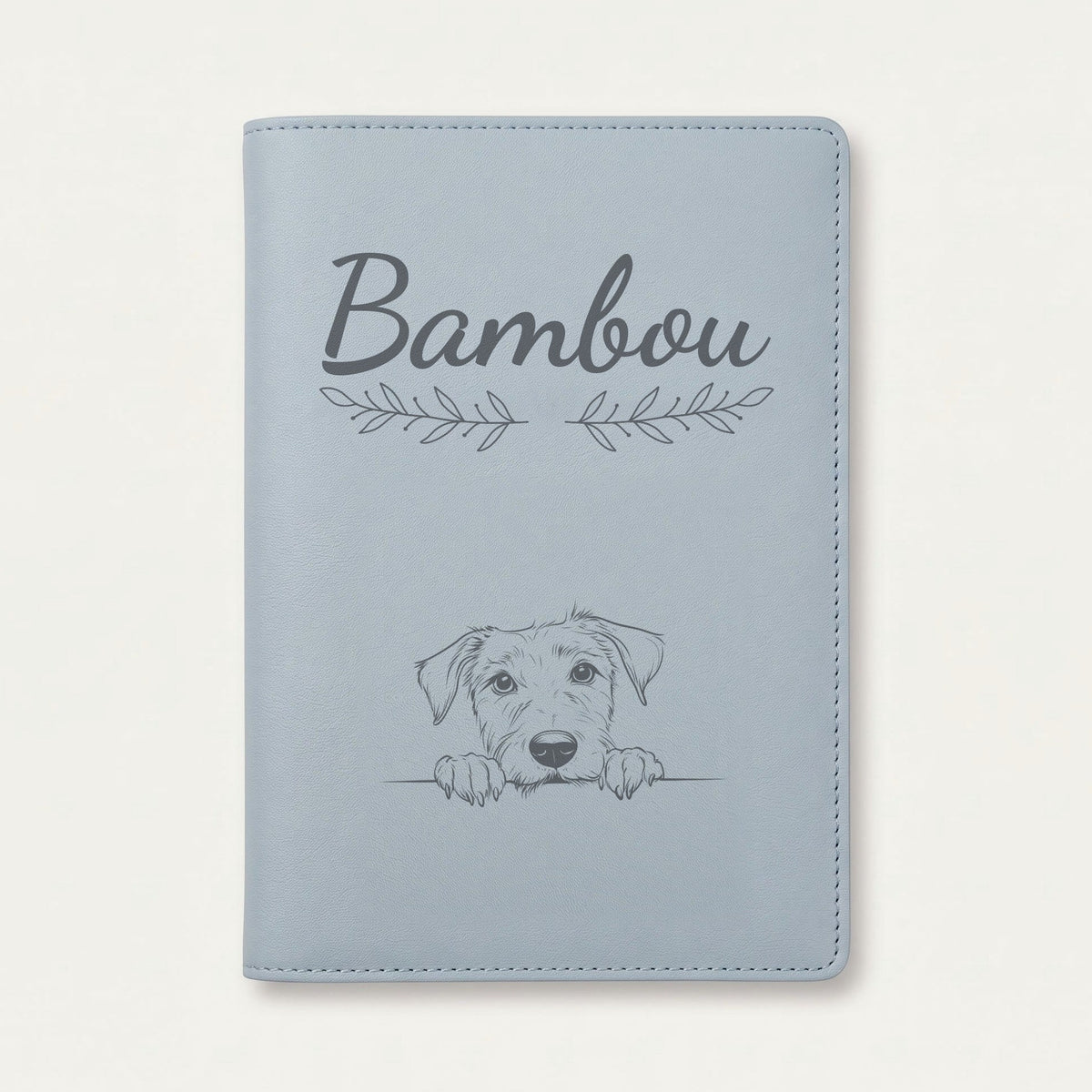 Protège carnet de santé chien personnalisé – Lévrier irlandais — Bleu nuage — Rameaux — gravure « Bambou »