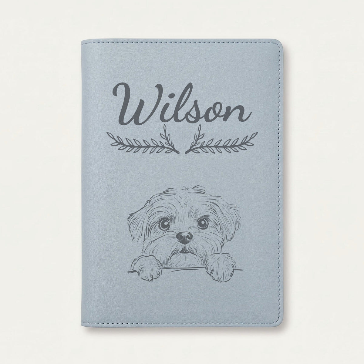 Protège carnet de santé chien personnalisé – Lhassa apso — Bleu nuage — Bouquet — gravure « Wilson »