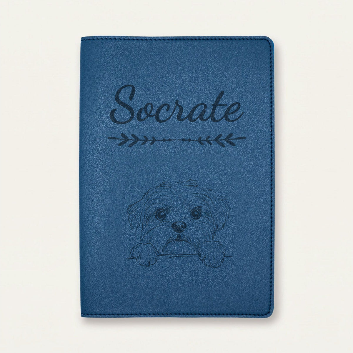 Protège carnet de santé chien personnalisé – Lhassa apso — Bleu nuit — Flèche — gravure « Socrate »