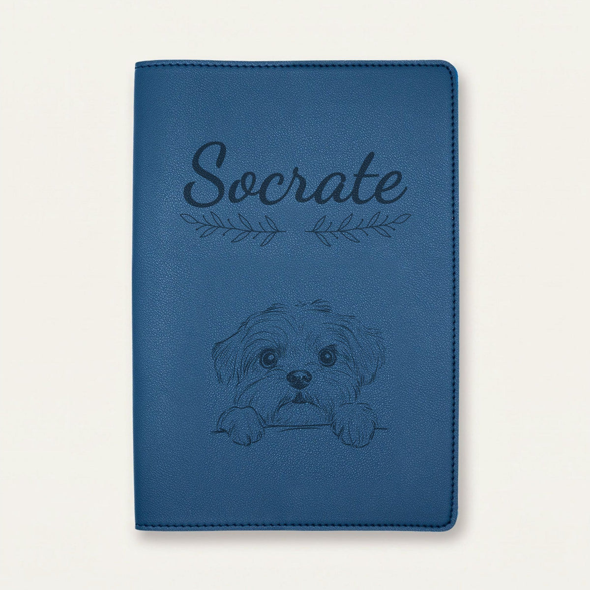 Protège carnet de santé chien personnalisé – Lhassa apso — Bleu nuit — Rameaux — gravure « Socrate »