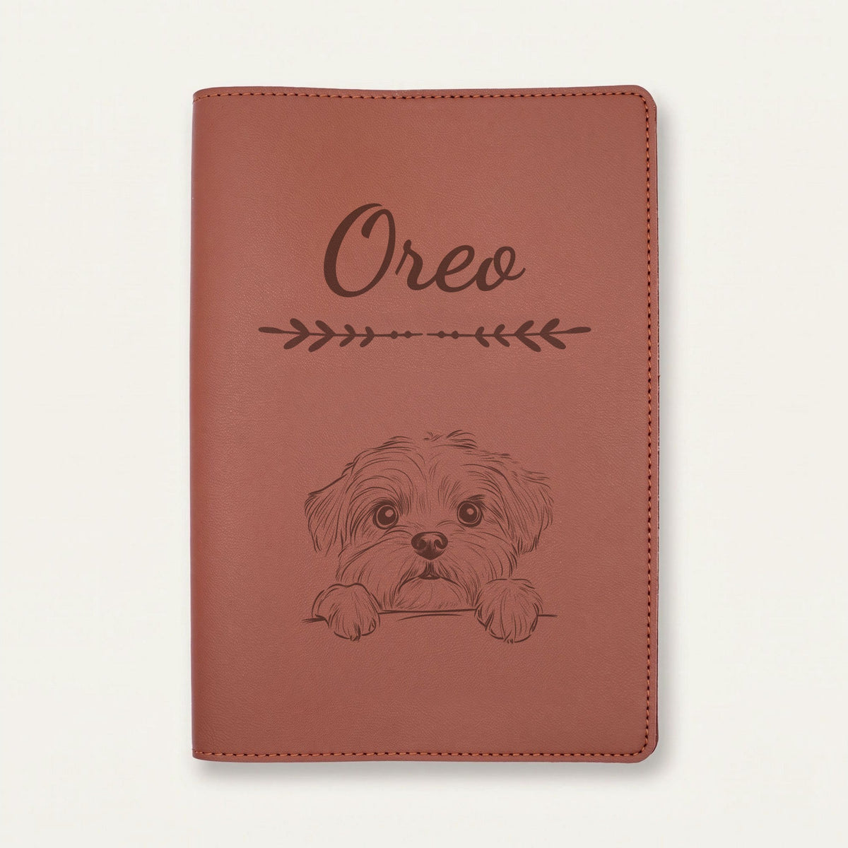 Protège carnet de santé chien personnalisé – Lhassa apso — Chocolat — Flèche — gravure « Oreo »