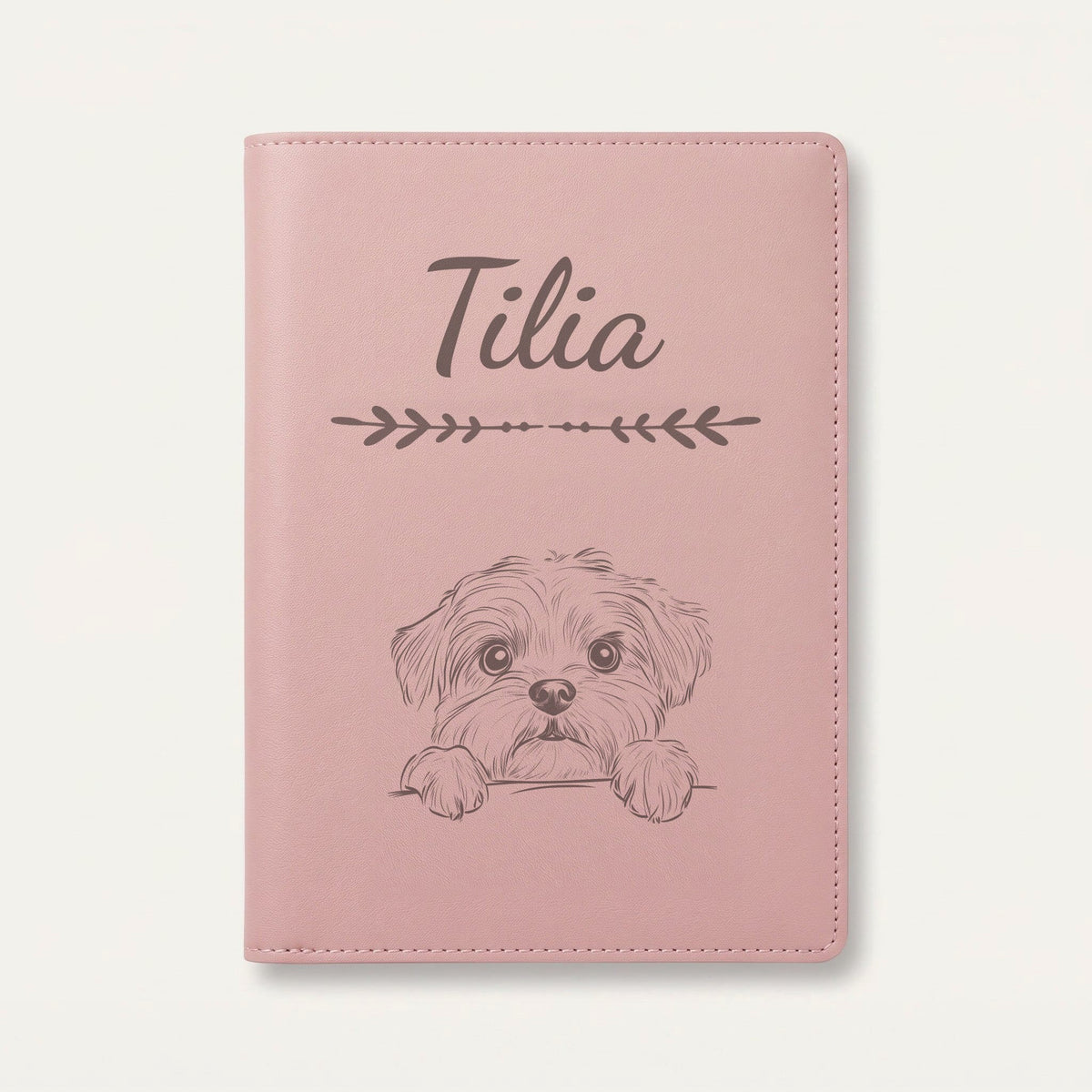 Protège carnet de santé chien personnalisé – Lhassa apso — Rose dragée — Flèche — gravure « Tilia »