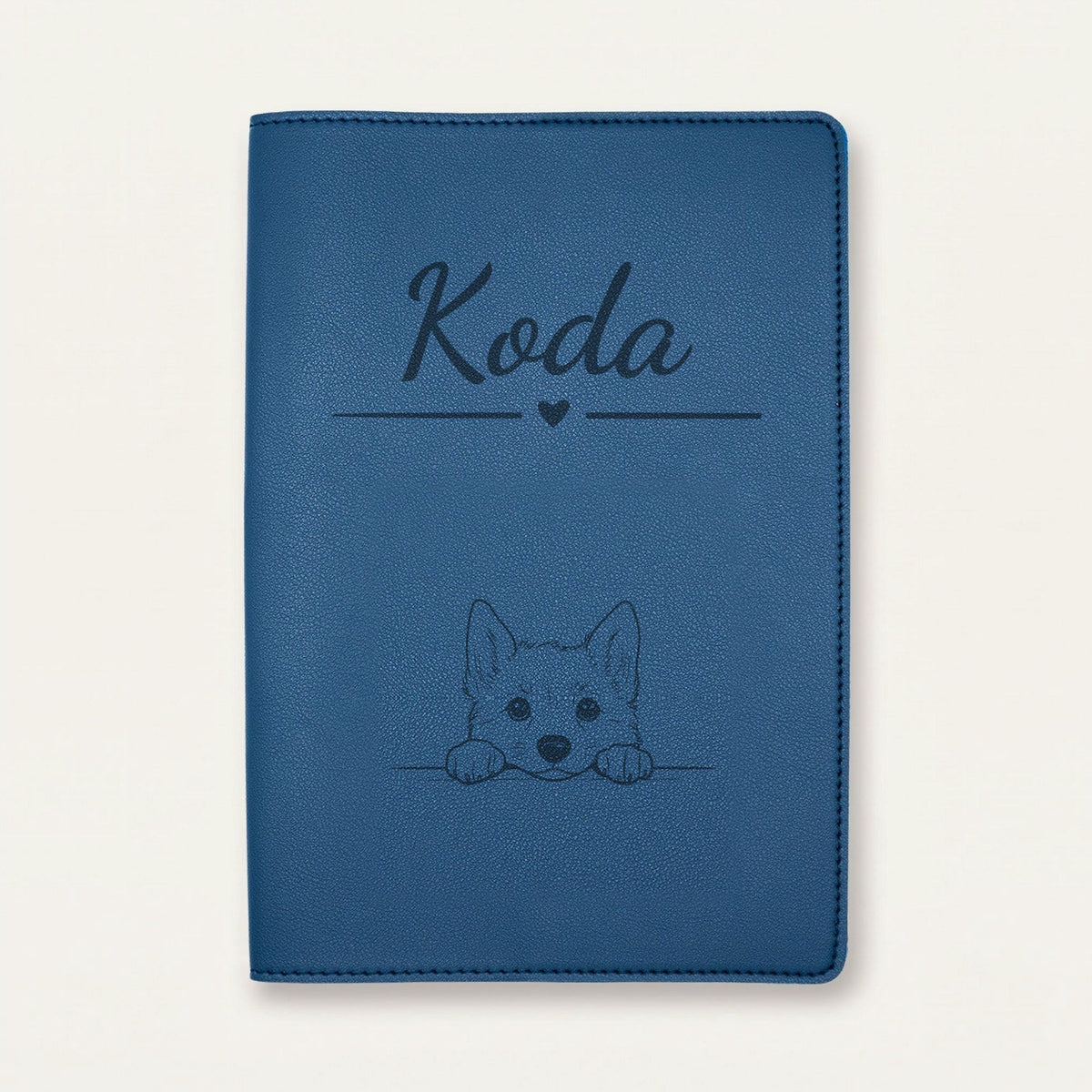 Protège carnet de santé chien personnalisé – Lundehund norvégien — Bleu nuit — Cœur — gravure « Koda »