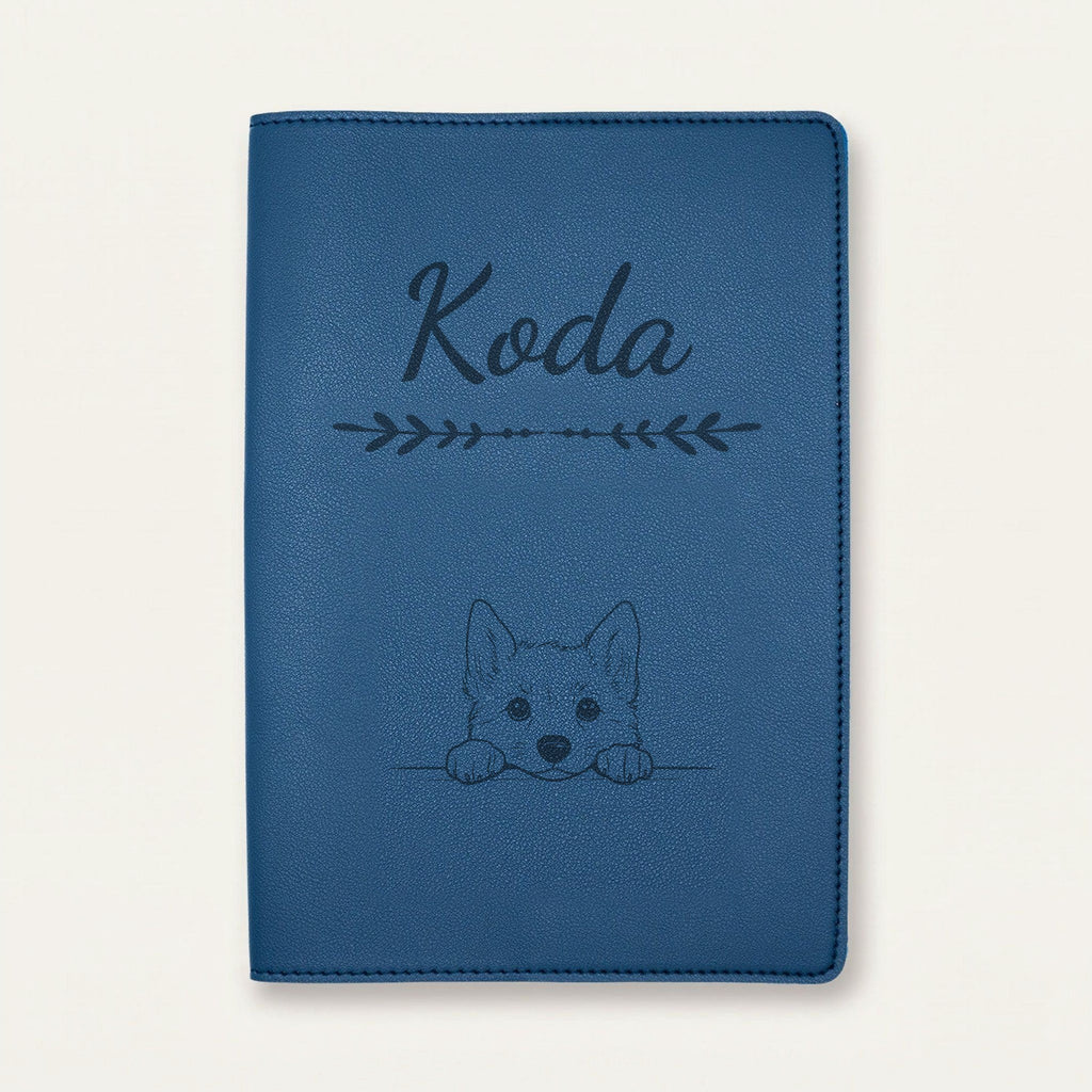 Protège carnet de santé chien personnalisé – Lundehund norvégien — Bleu nuit — Flèche — gravure « Koda »