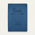 Protège carnet de santé chien personnalisé – Lundehund norvégien — Bleu nuit — Flèche — gravure « Koda »