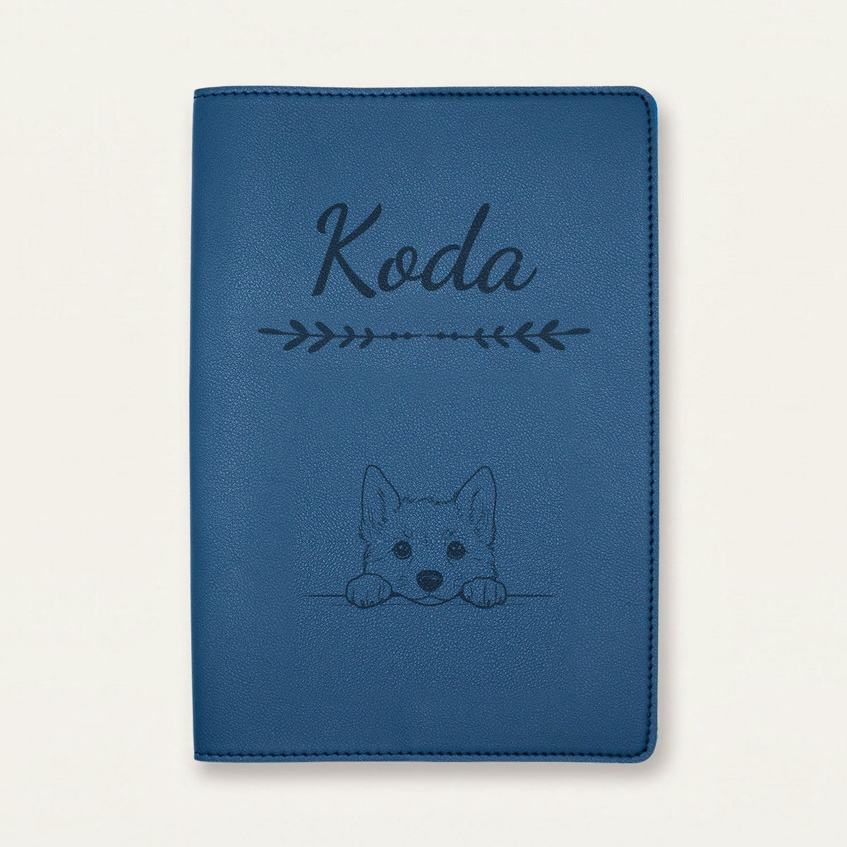 Protège carnet de santé chien personnalisé – Lundehund norvégien — Bleu nuit — Flèche — gravure « Koda »