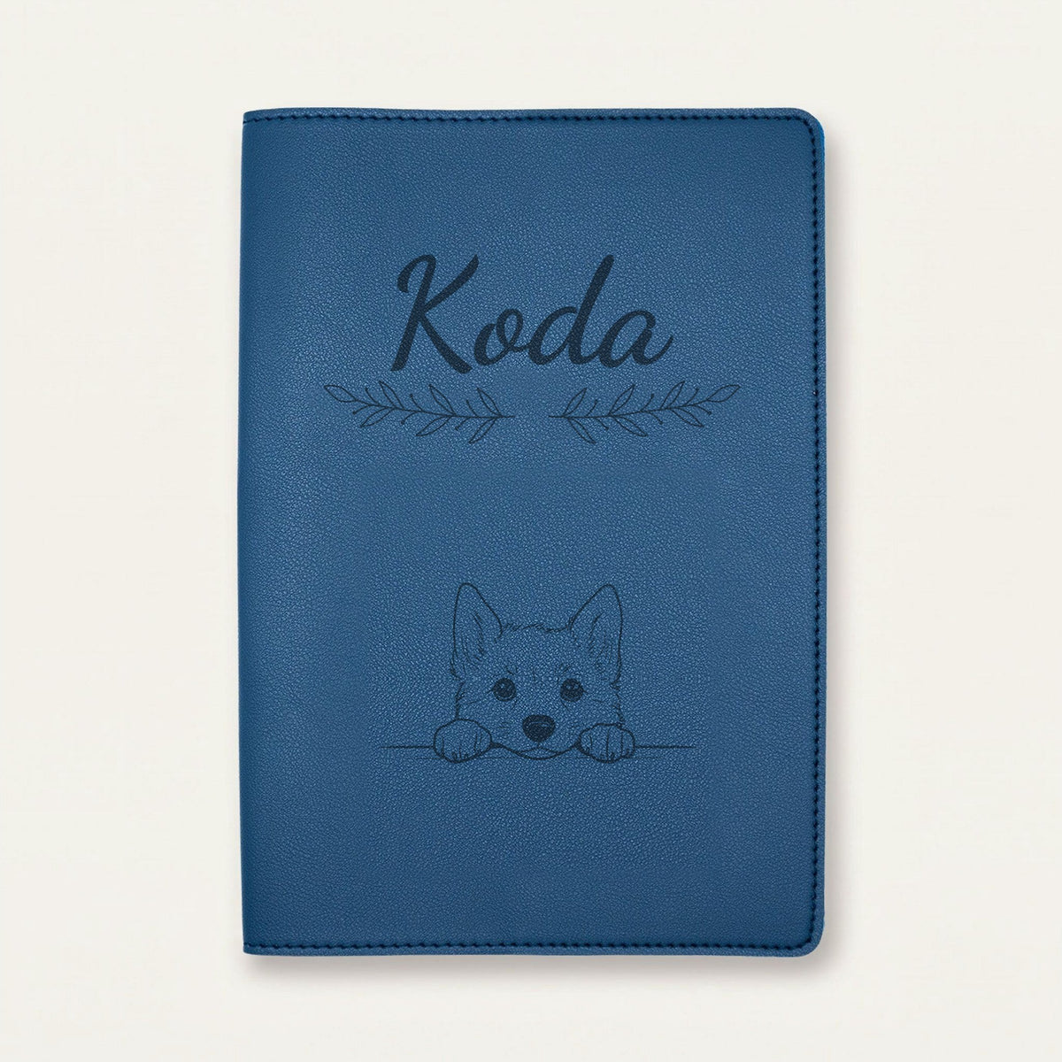 Protège carnet de santé chien personnalisé – Lundehund norvégien — Bleu nuit — Rameaux — gravure « Koda »