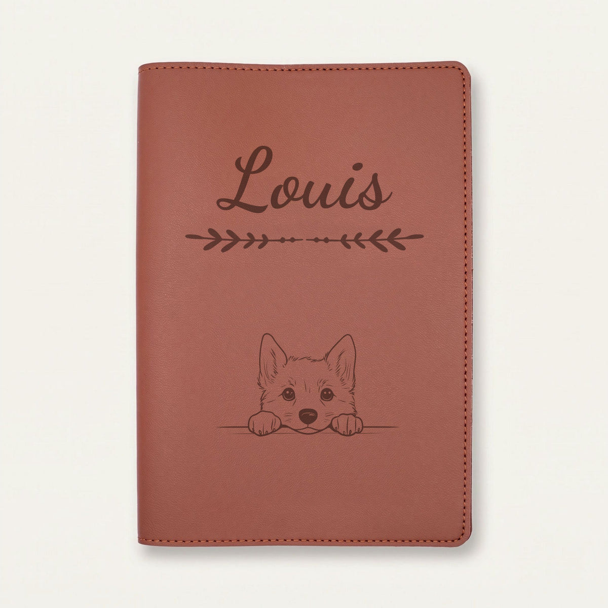 Protège carnet de santé chien personnalisé – Lundehund norvégien — Chocolat — Flèche — gravure « Louis »