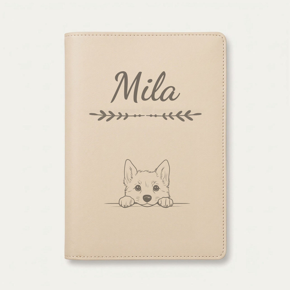 Protège carnet de santé chien personnalisé – Lundehund norvégien — Crème vanille — Flèche — gravure « Mila »