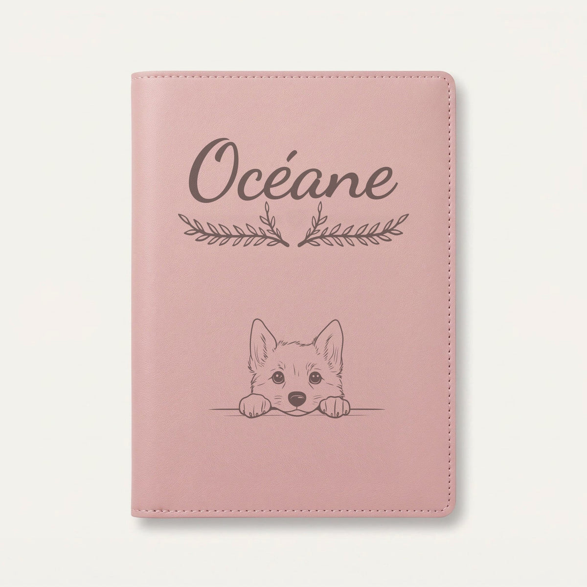 Protège carnet de santé chien personnalisé – Lundehund norvégien — Rose dragée — Bouquet — gravure « Océane »
