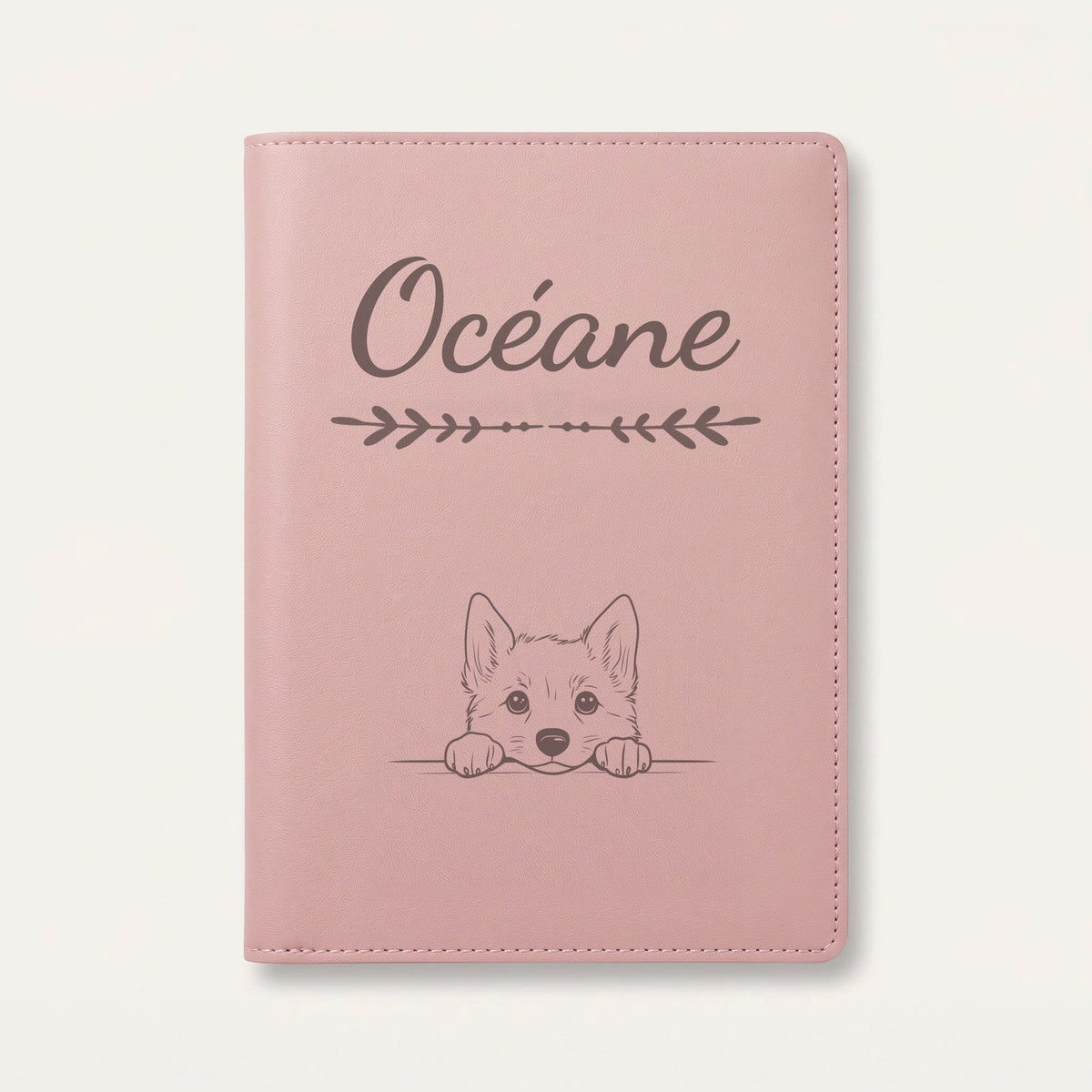 Protège carnet de santé chien personnalisé – Lundehund norvégien — Rose dragée — Flèche — gravure « Océane »