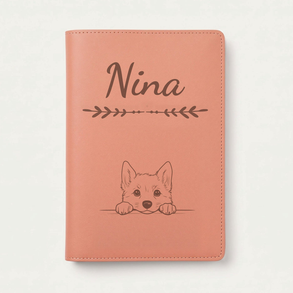 Protège carnet de santé chien personnalisé – Lundehund norvégien — Terracotta — Flèche — gravure « Nina »