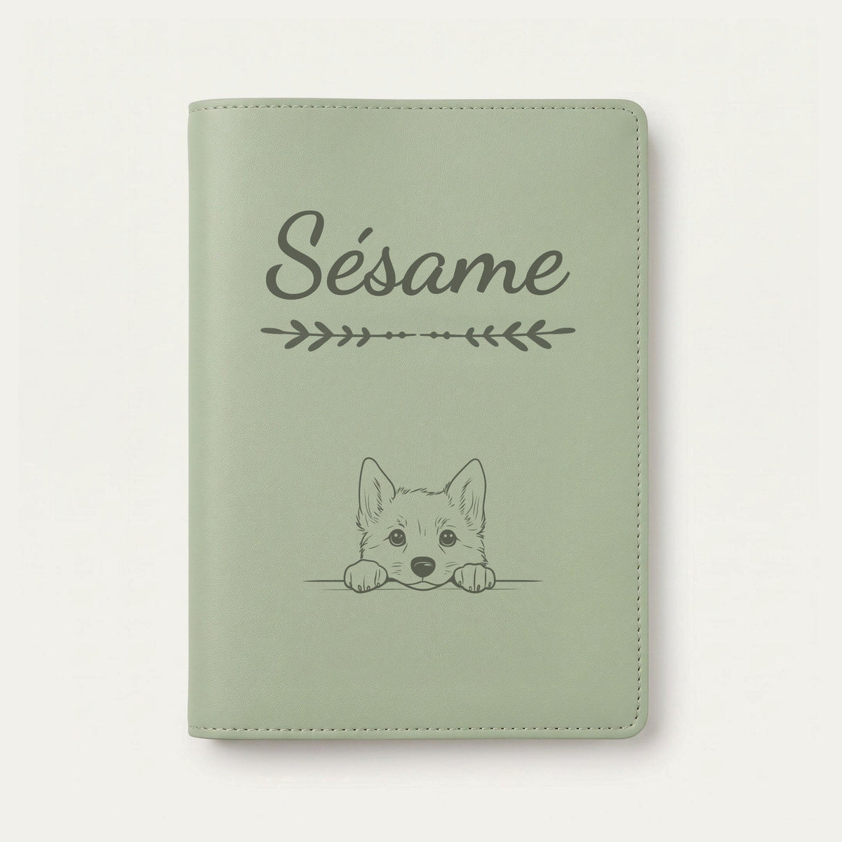 Protège carnet de santé chien personnalisé – Lundehund norvégien — Vert sauge — Flèche — gravure « Sésame »