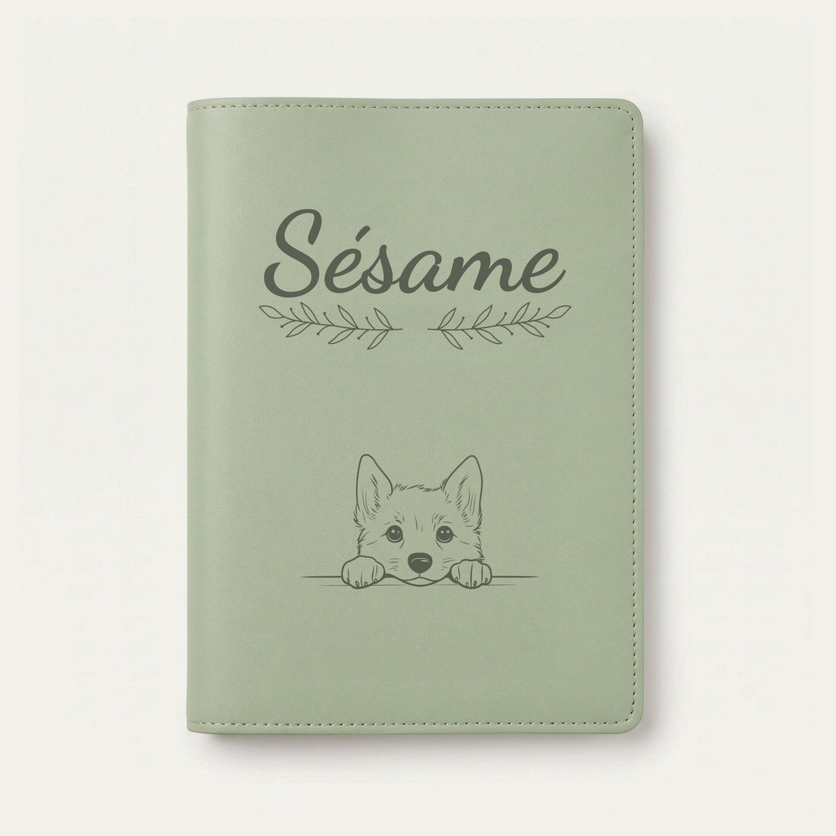 Protège carnet de santé chien personnalisé – Lundehund norvégien — Vert sauge — Rameaux — gravure « Sésame »