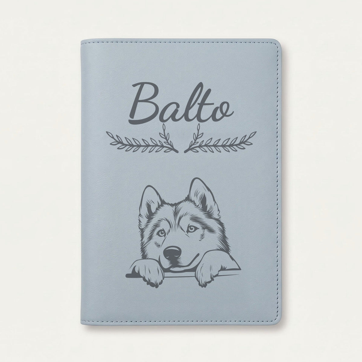 Protège carnet de santé chien personnalisé – Malamute de l'Alaska — Bleu nuage — Bouquet — gravure « Balto »