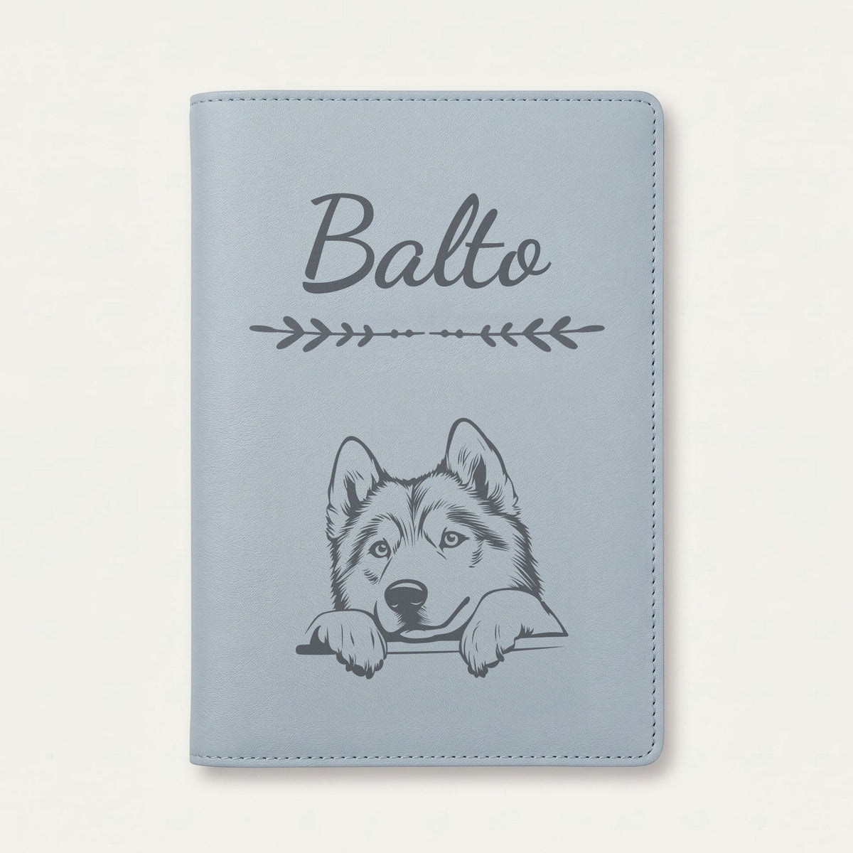Protège carnet de santé chien personnalisé – Malamute de l'Alaska — Bleu nuage — Flèche — gravure « Balto »