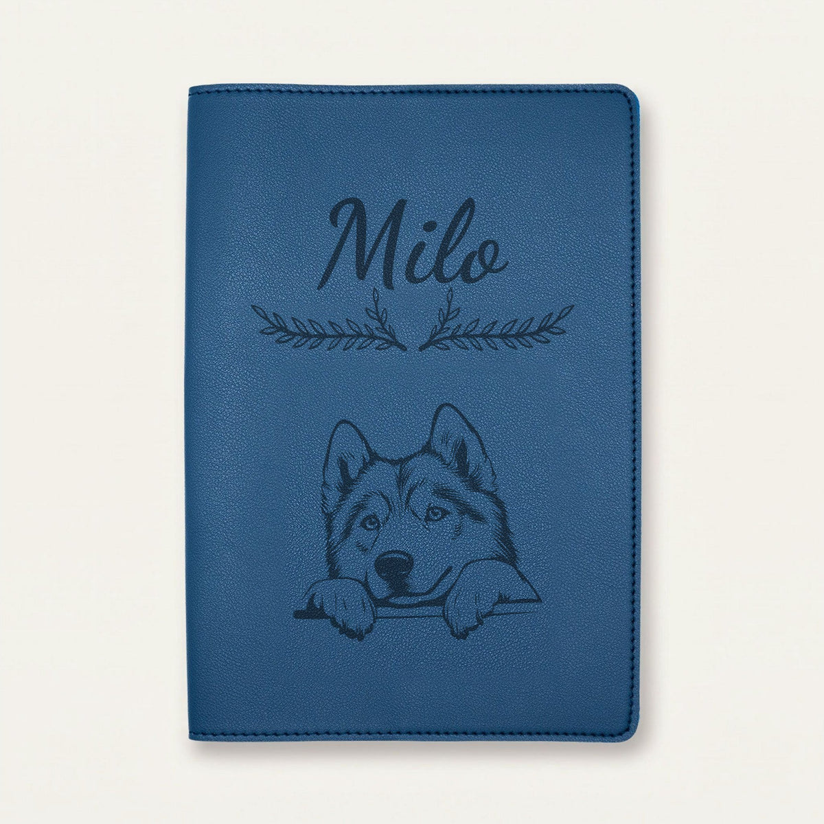 Protège carnet de santé chien personnalisé – Malamute de l'Alaska — Bleu nuit — Bouquet — gravure « Milo »