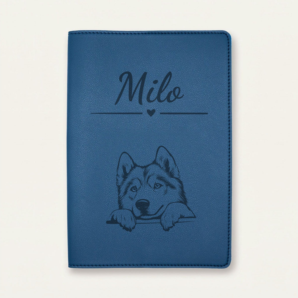 Protège carnet de santé chien personnalisé – Malamute de l'Alaska — Bleu nuit — Cœur — gravure « Milo »
