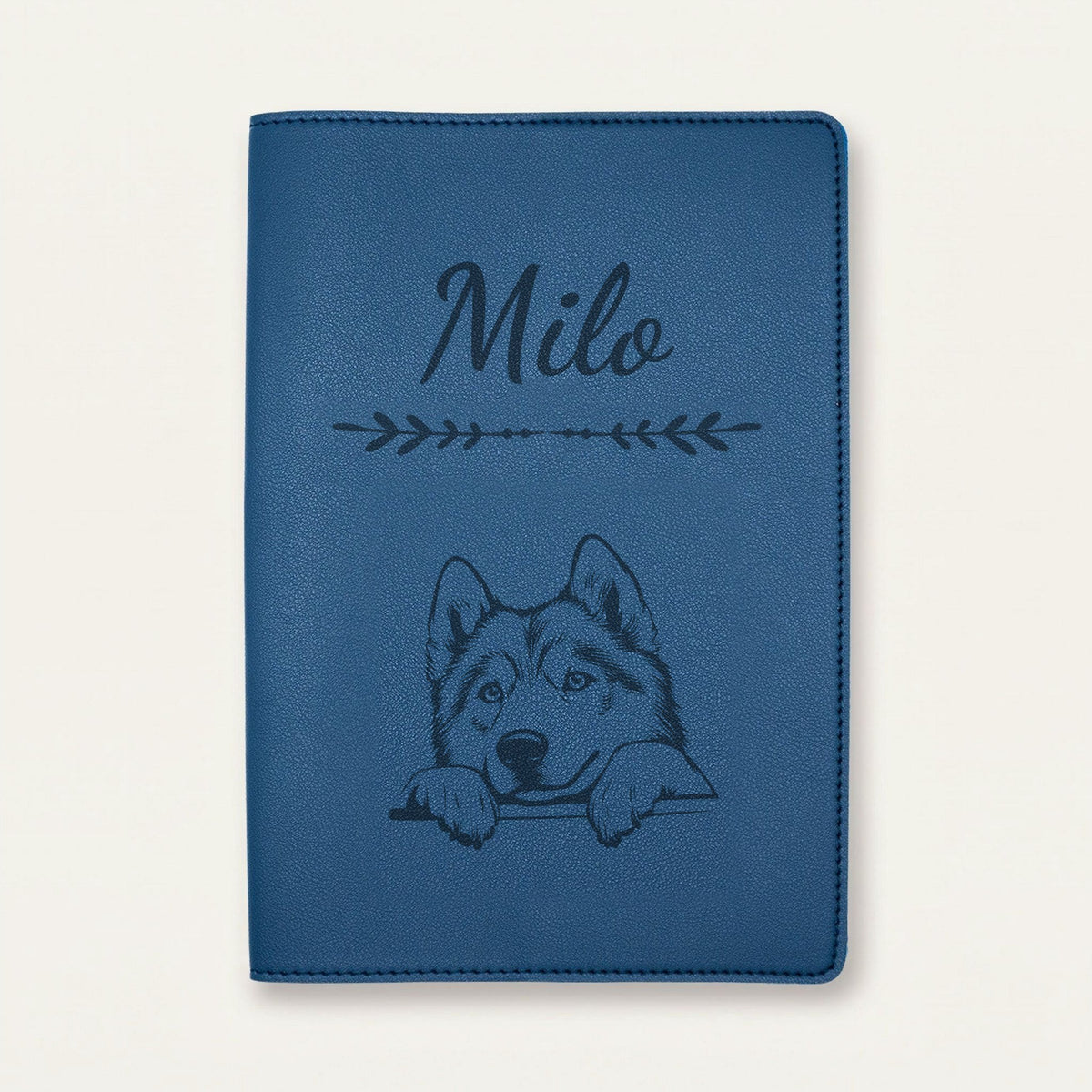 Protège carnet de santé chien personnalisé – Malamute de l'Alaska — Bleu nuit — Flèche — gravure « Milo »
