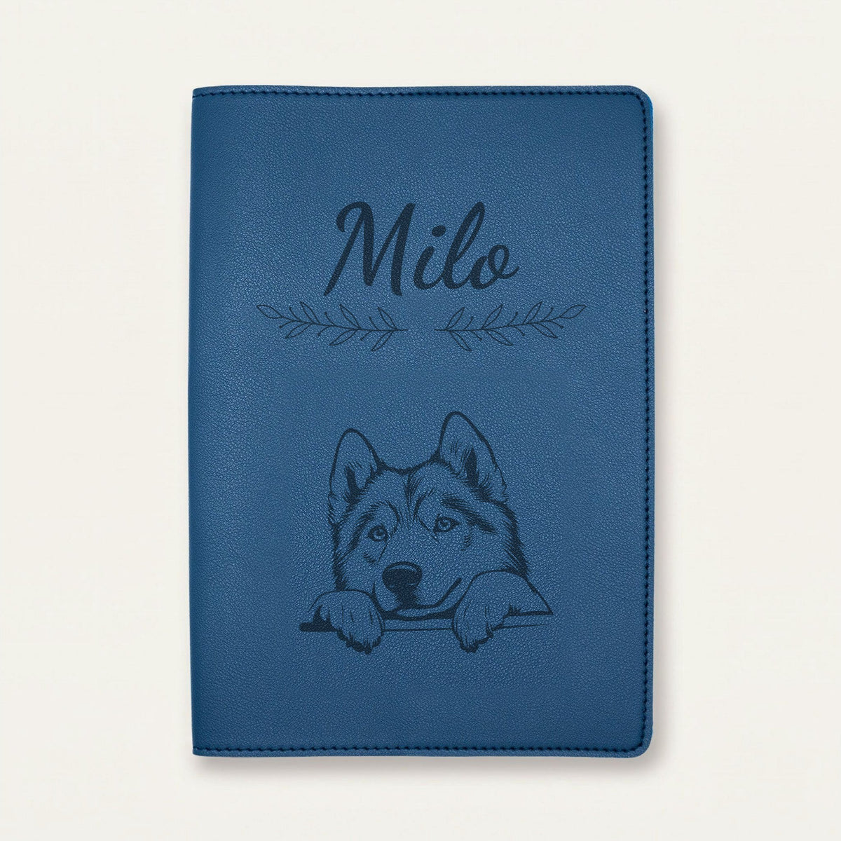 Protège carnet de santé chien personnalisé – Malamute de l'Alaska — Bleu nuit — Rameaux — gravure « Milo »
