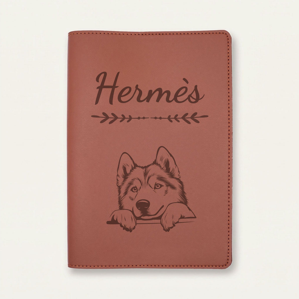 Protège carnet de santé chien personnalisé – Malamute de l'Alaska — Chocolat — Flèche — gravure « Hermès »