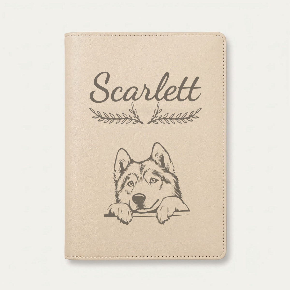 Protège carnet de santé chien personnalisé – Malamute de l'Alaska — Crème vanille — Bouquet — gravure « Scarlett »