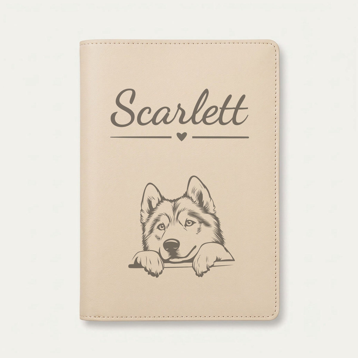 Protège carnet de santé chien personnalisé – Malamute de l'Alaska — Crème vanille — Cœur — gravure « Scarlett »