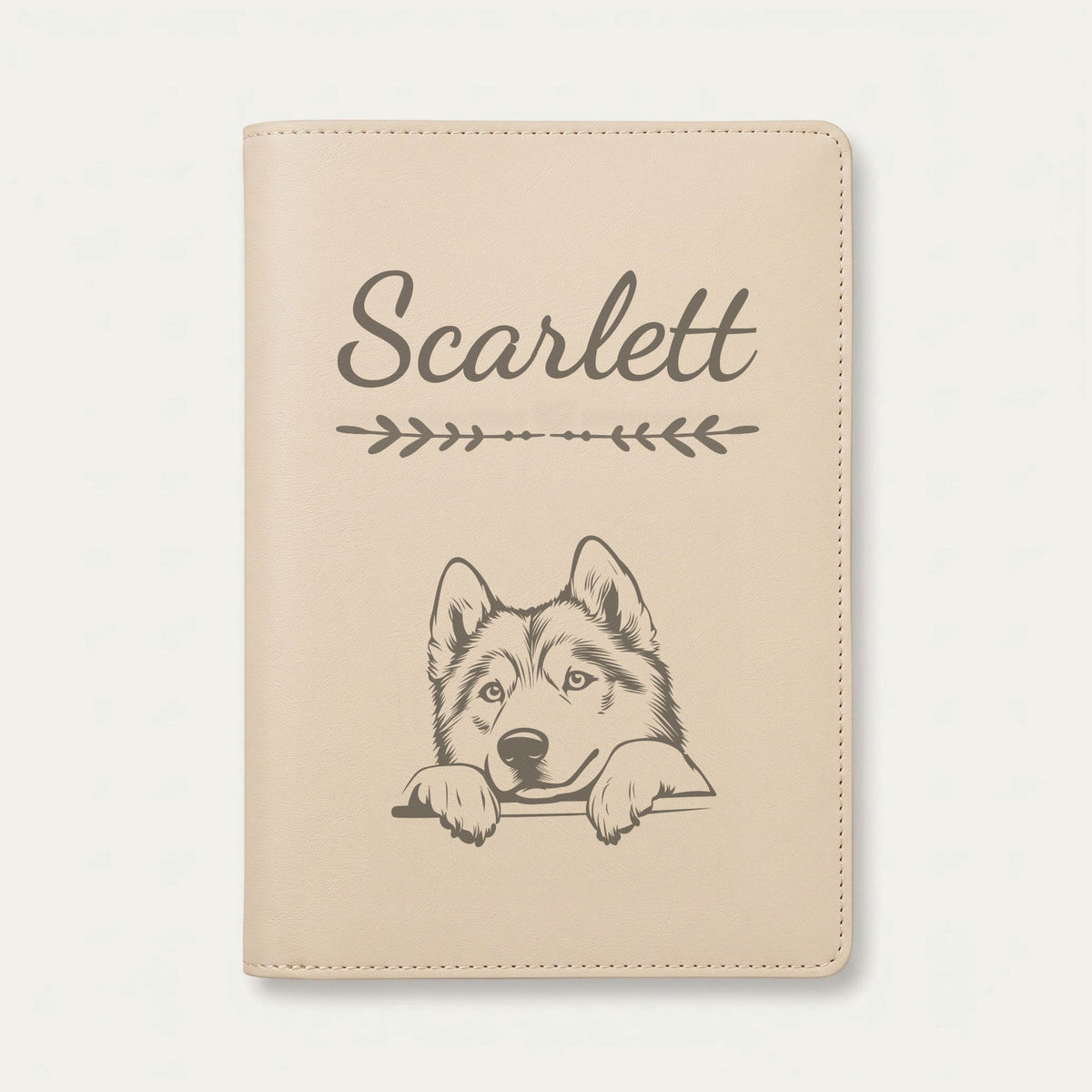 Protège carnet de santé chien personnalisé – Malamute de l'Alaska — Crème vanille — Flèche — gravure « Scarlett »