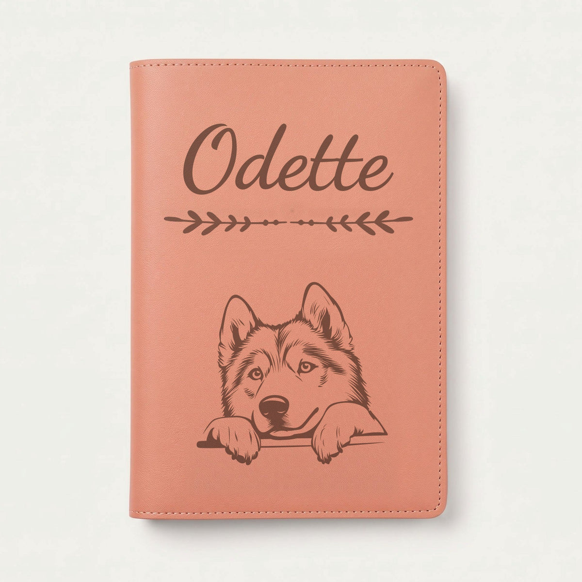 Protège carnet de santé chien personnalisé – Malamute de l'Alaska — Terracotta — Flèche — gravure « Odette »