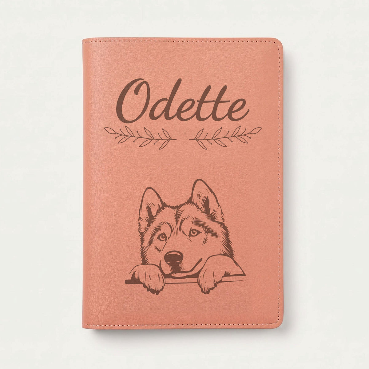 Protège carnet de santé chien personnalisé – Malamute de l'Alaska — Terracotta — Rameaux — gravure « Odette »