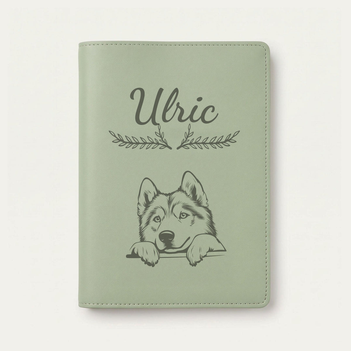 Protège carnet de santé chien personnalisé – Malamute de l'Alaska — Vert sauge — Bouquet — gravure « Ulric »